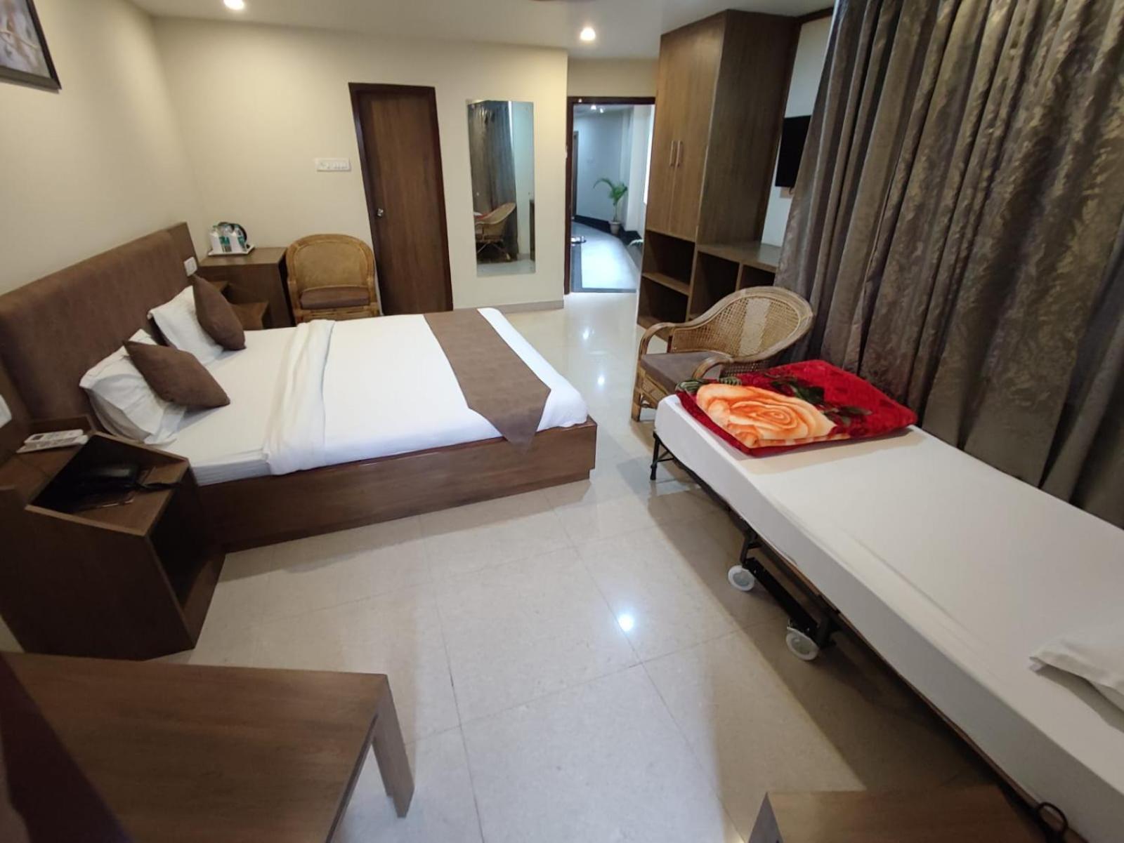 Swagatam Inn, 5 Minutes Walk From Guwahati Railway Station Exterior photo