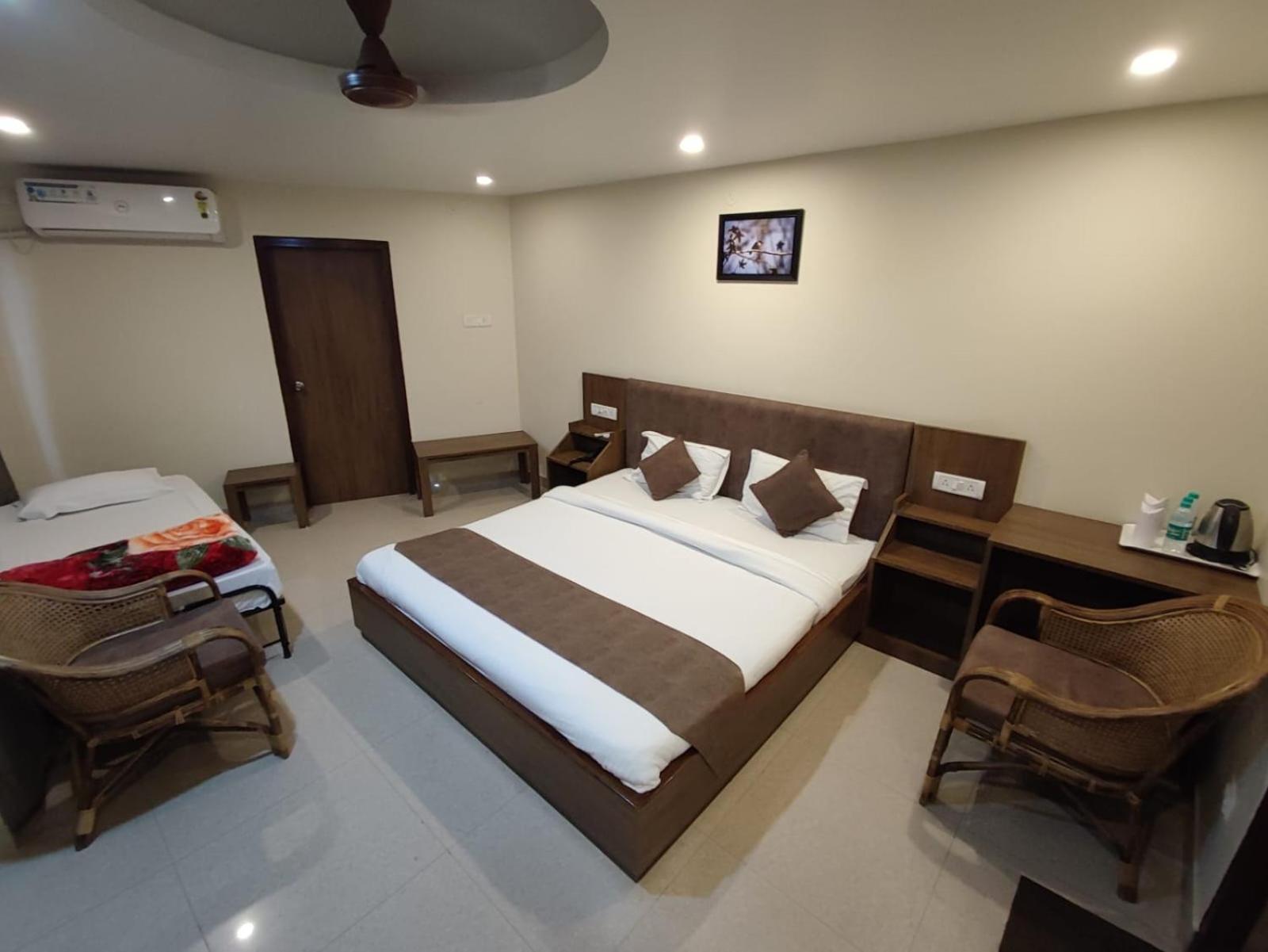 Swagatam Inn, 5 Minutes Walk From Guwahati Railway Station Exterior photo